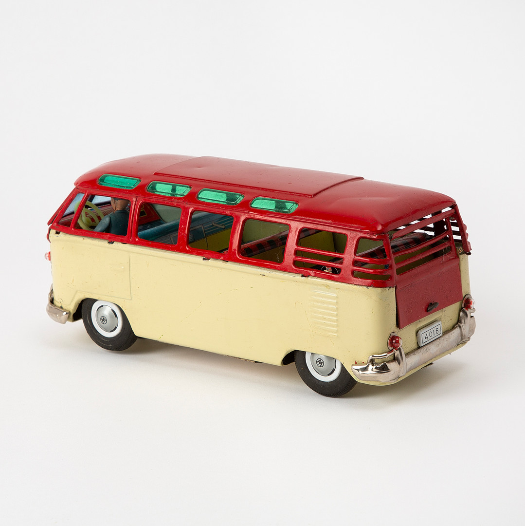 BANDAI. "Volkswagen Bus Figure 8 Action", litograferad plåt, Japan, 1950-tal.