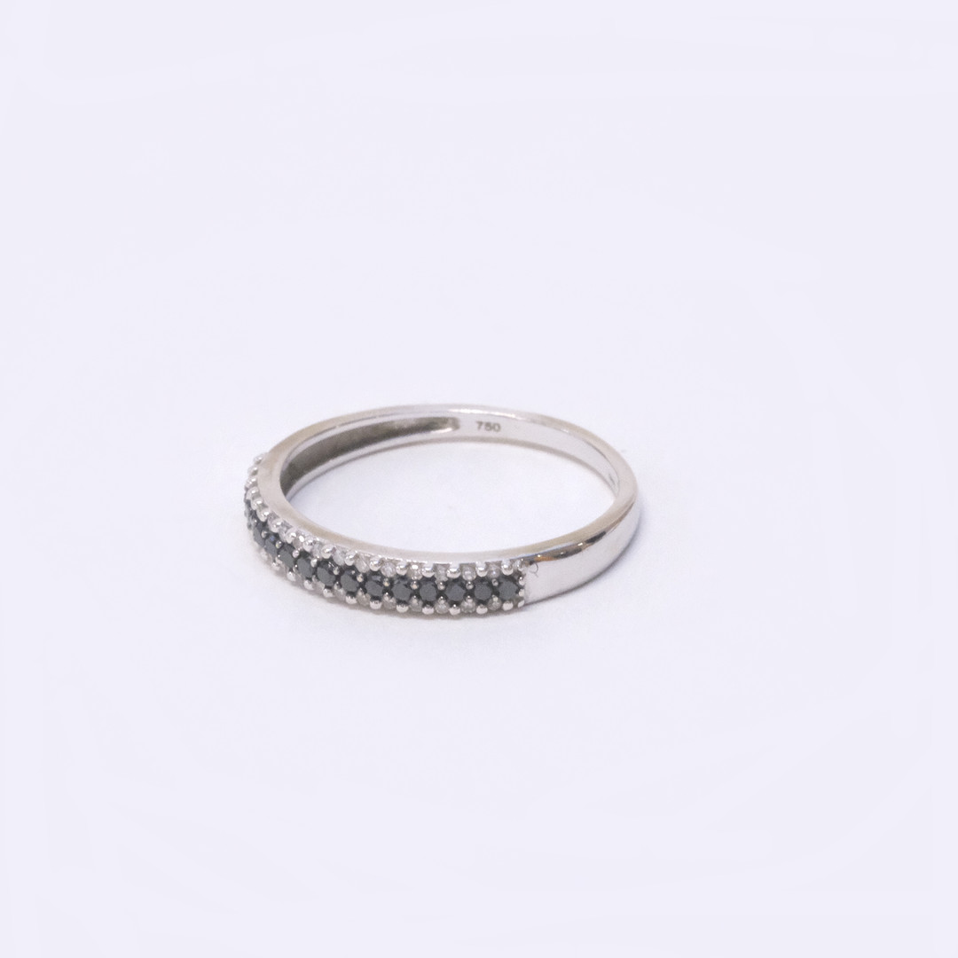 RING, 18K VITGULD MED DIAMANTER OCH MOISSANITER.
