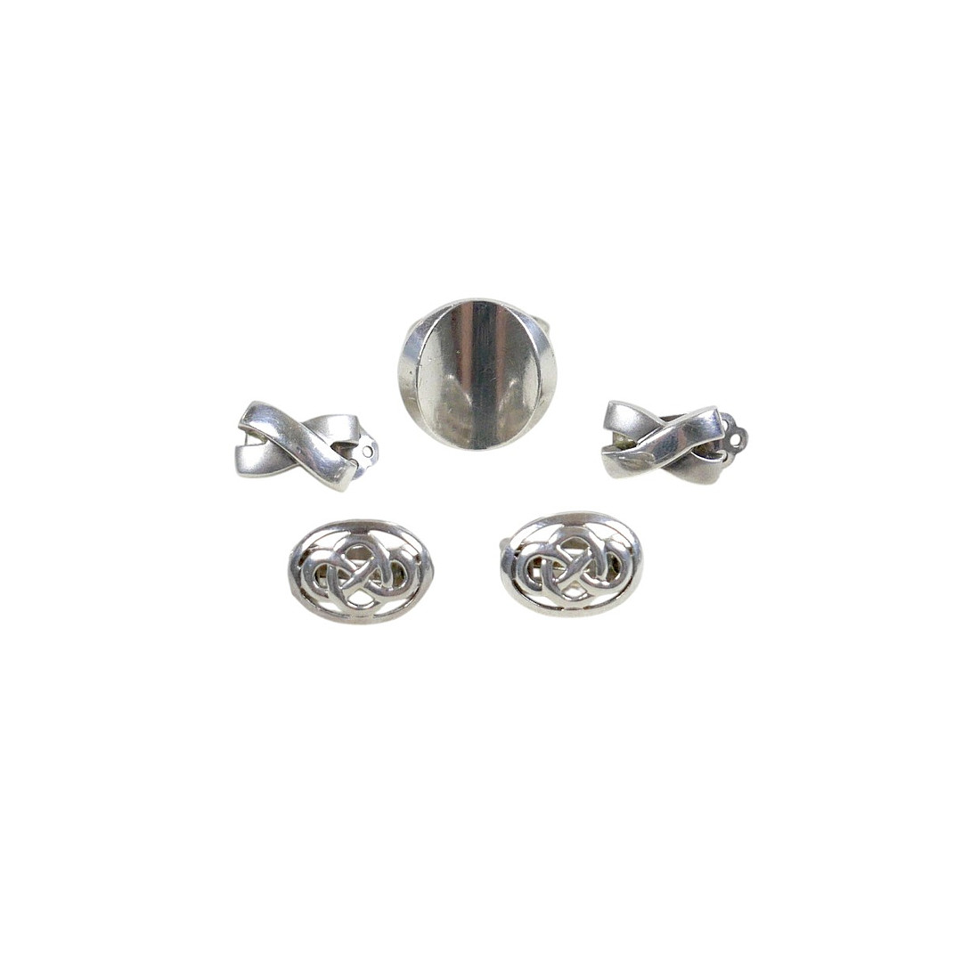 A GEORG JENSEN SILVER RING AND TWO PAIRS OF SILVER EARRINGS.