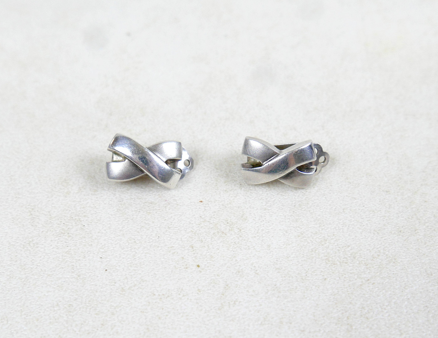 A GEORG JENSEN SILVER RING AND TWO PAIRS OF SILVER EARRINGS.