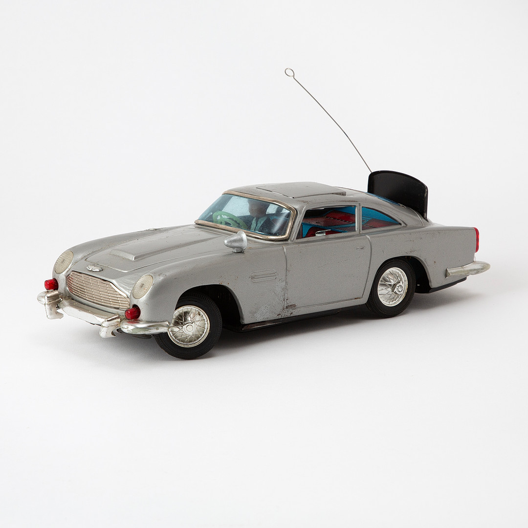 GILBERT. "Aston Martin DB5 James Bond 007", litograferad plåt, USA, 1960-tal.
