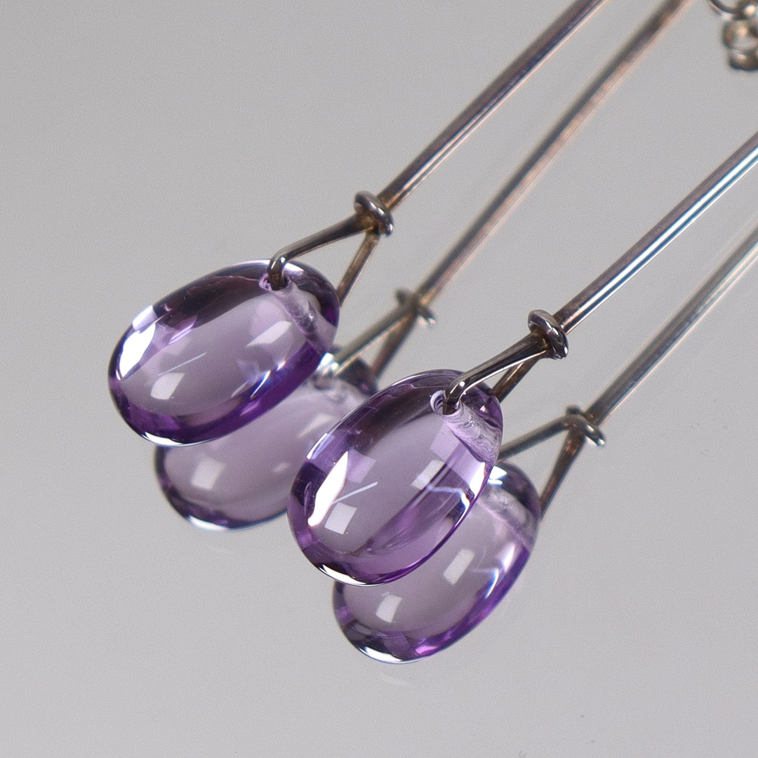 VIVIANNA TORUN BÜLOW-HÜBE. "Dew Drop" för Georg Jensen, Danmark, örhängen i silver med ametister.