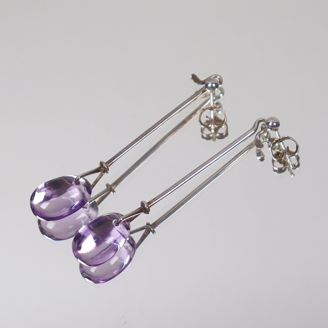 VIVIANNA TORUN BÜLOW-HÜBE. "Dew Drop" för Georg Jensen, Danmark, örhängen i silver med ametister.