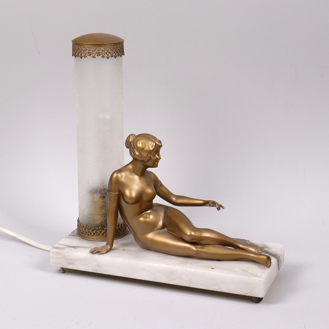 BORDSLAMPA, art déco, kvinnomodell i brons på alabasterbas, 1920/30-tal.