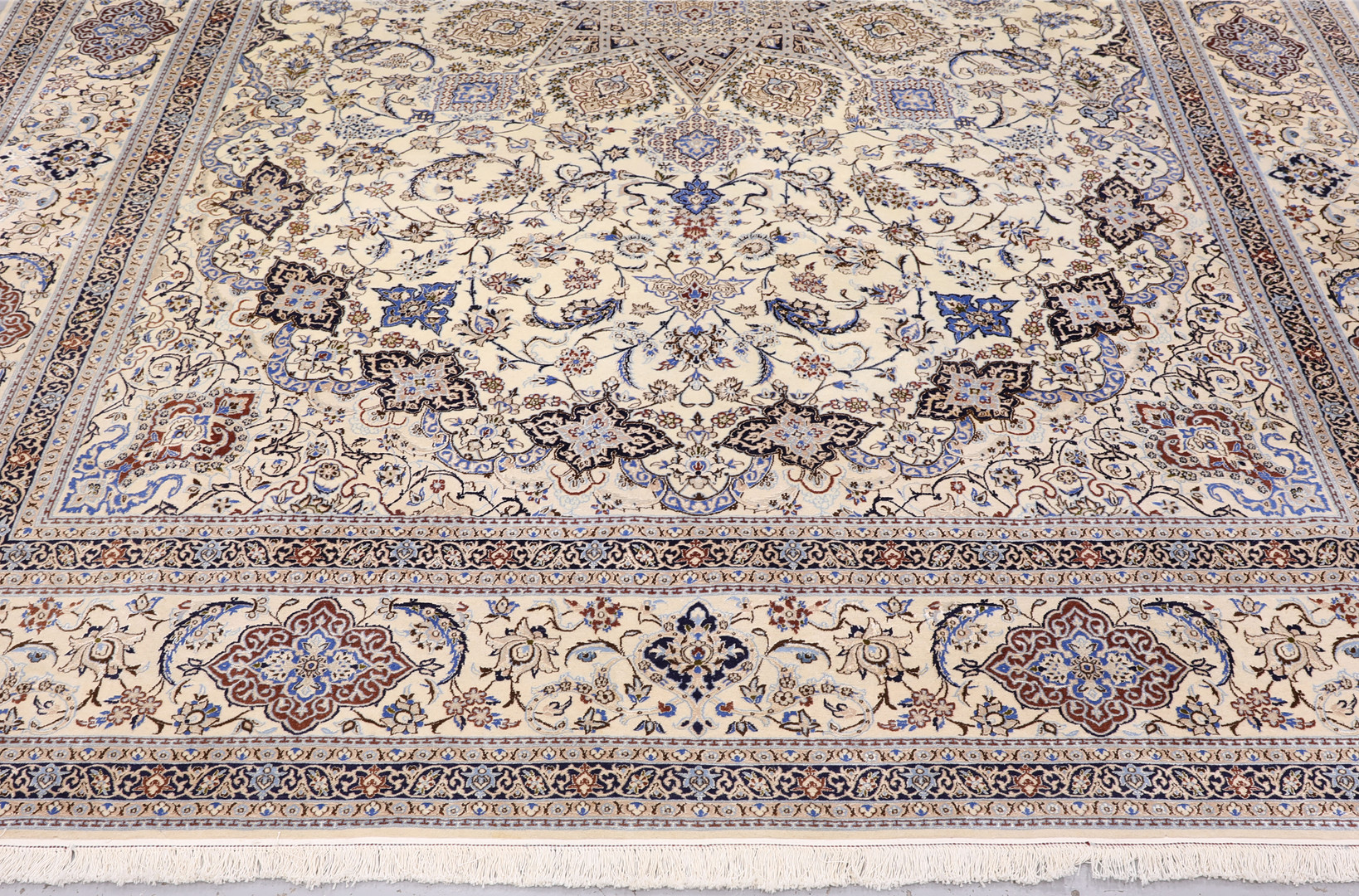 MATTA. Nain part silk, s.k 6LAA ca 1.000.000 knutar/kvm, 364 x 259 cm.