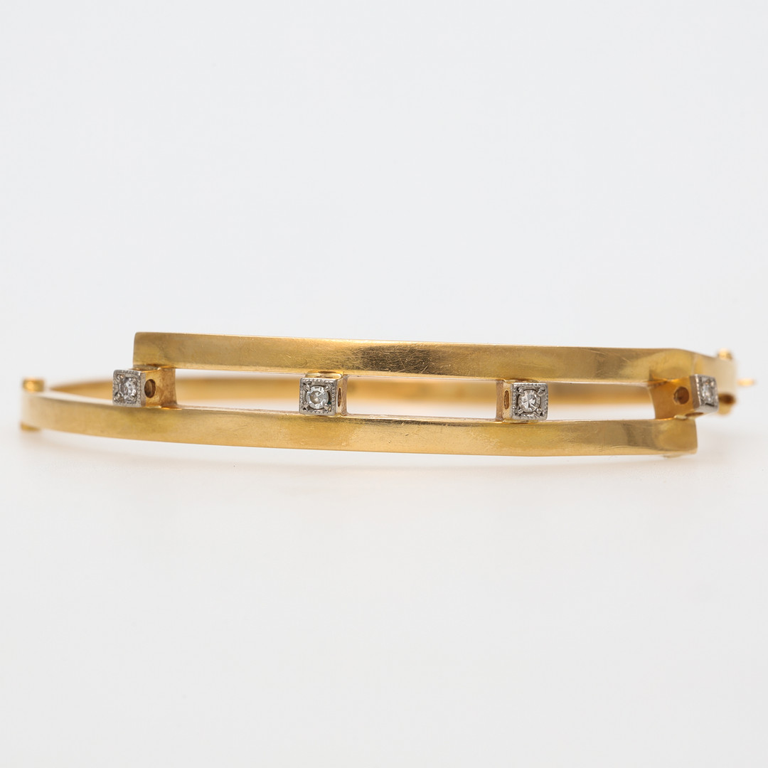 ARMRING, 18 k tvåfärgat guld med åttkantslipade diamanter, Svedboms.