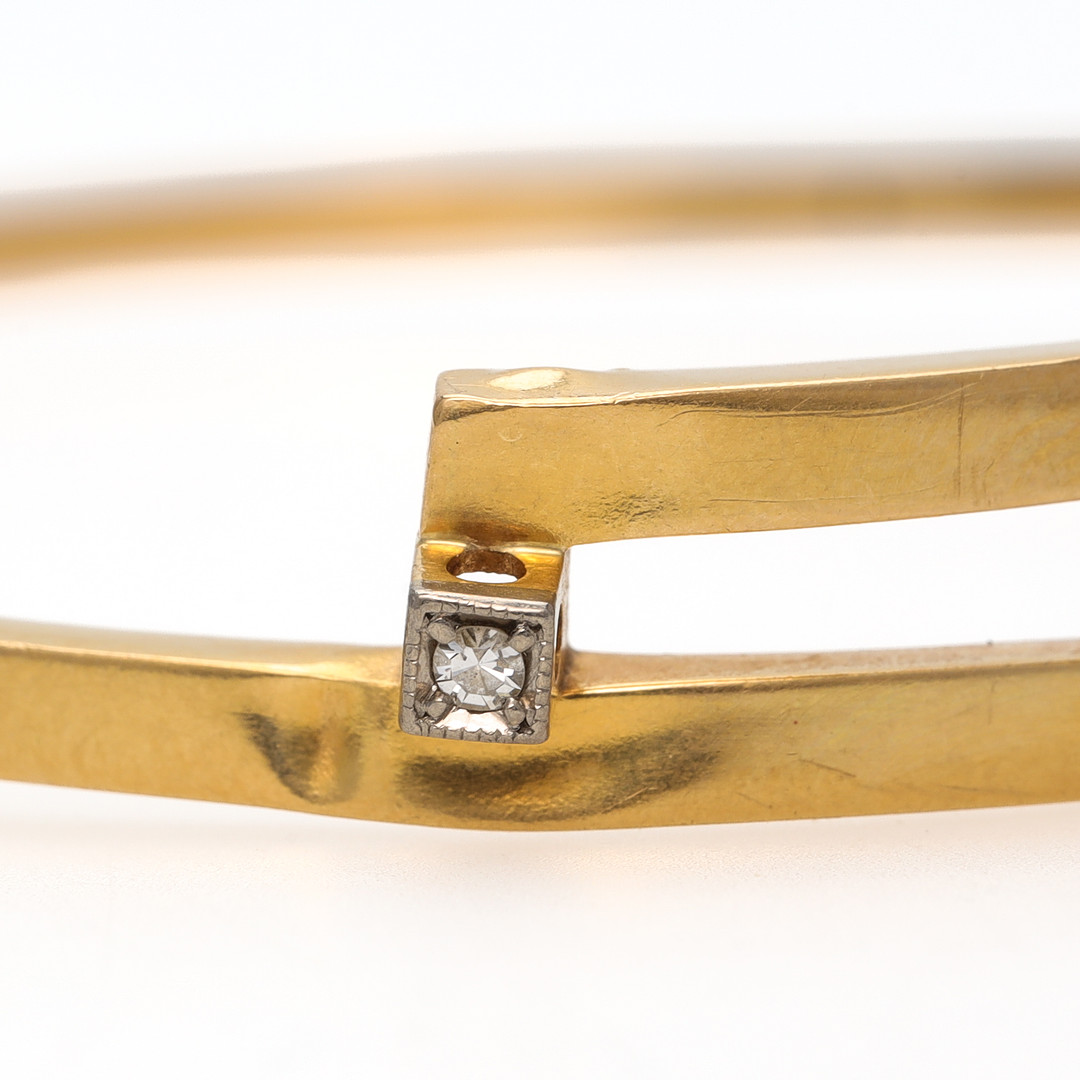 ARMRING, 18 k tvåfärgat guld med åttkantslipade diamanter, Svedboms.