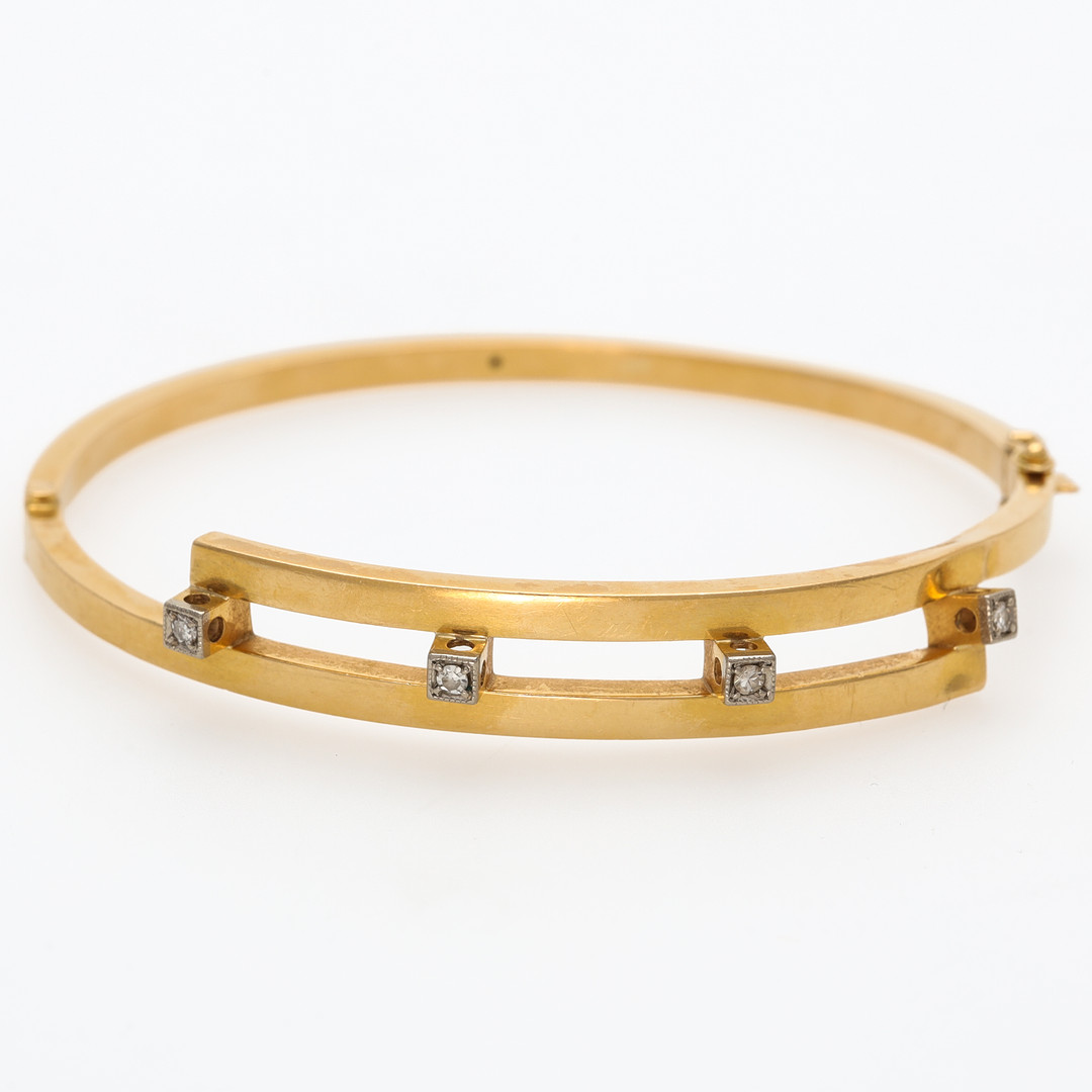 ARMRING, 18 k tvåfärgat guld med åttkantslipade diamanter, Svedboms.