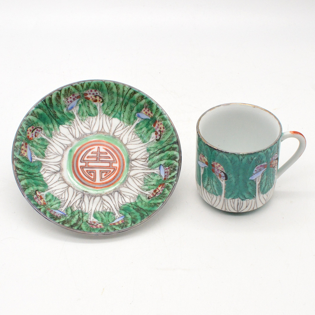 ASIATISCHE TASSE UND UNTERTASSE, PAK CHOI UND SCHMETTERLINGE, PORZELLAN, FARBIG GEFASST, FAMILLE VERTE, SILBERRAND, CHINA, UM 1920.