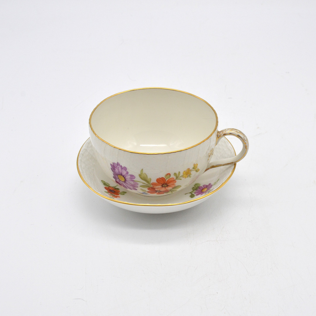 KPM TASSE MIT UNTERTASSE, BLUMEN-MOTIV UND KORBGEFLECHT-STRUKTUR, GOLDRAND, 19. JAHRHUNDERT.