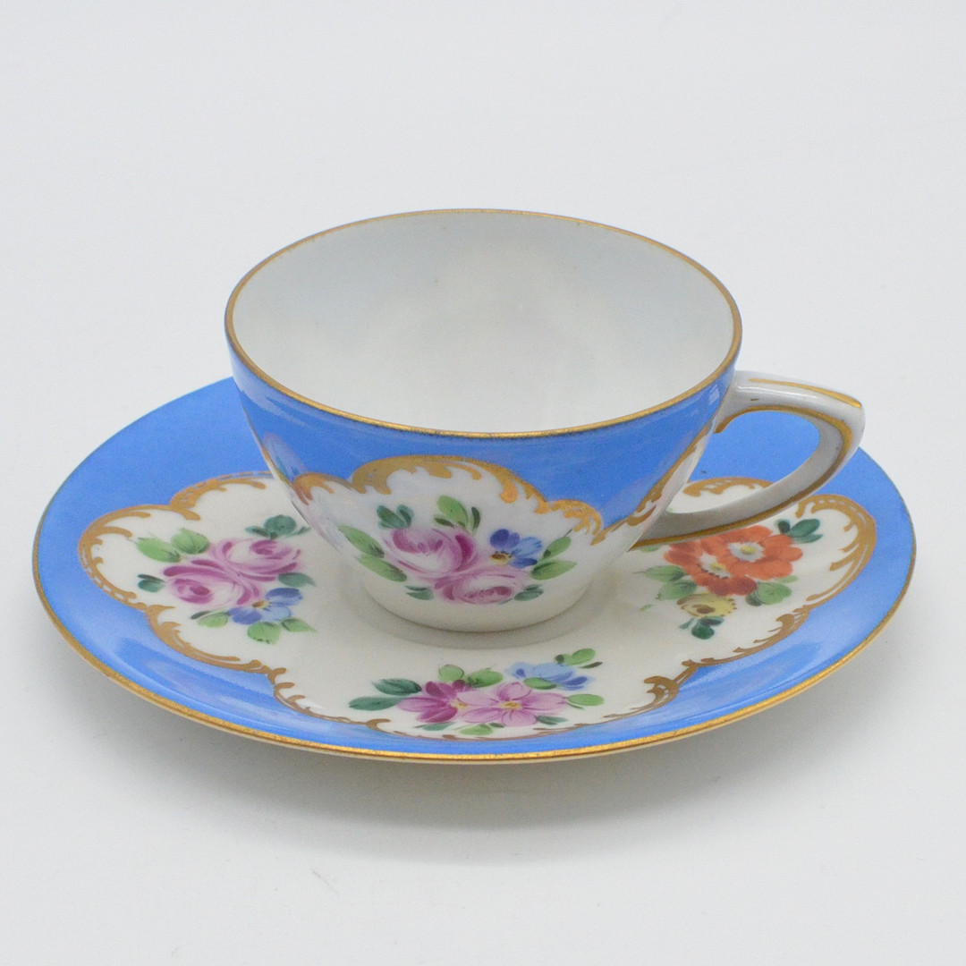 BAUER UND PFEIFFER WPM SCHORNDORF, TASSE UND UNTERTASSE, PORZELLAN, FARBIG GEFASST, BLUMENDEKOR UND GOLDMALEREI, HANDBEMALT, FRÜHES 20. JAHRHUNDERT.