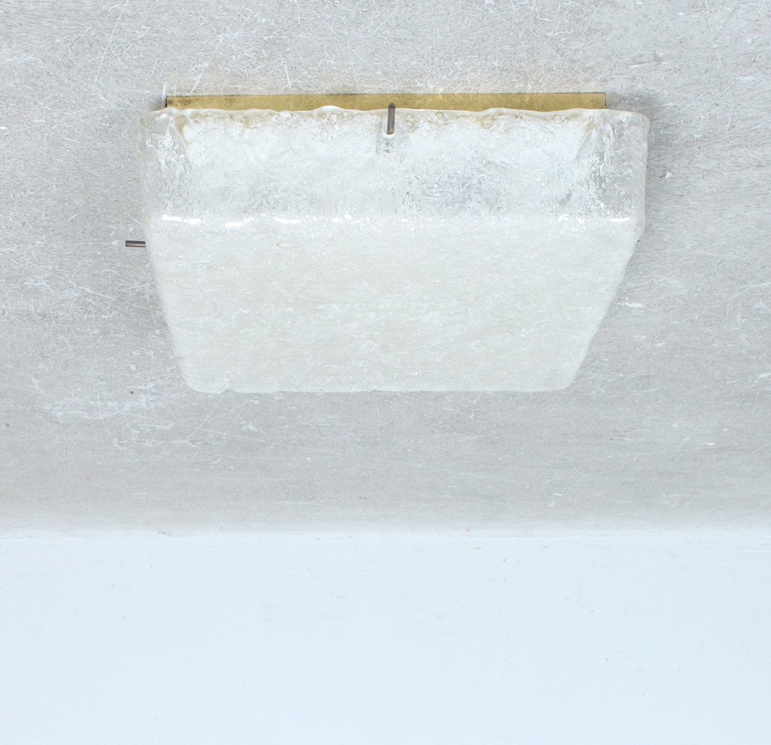 KAISER. Quadratische Decken / Wandleuchte von Kaiser Leuchten aus Eisglas, Deutschland, 1960er Jahre.