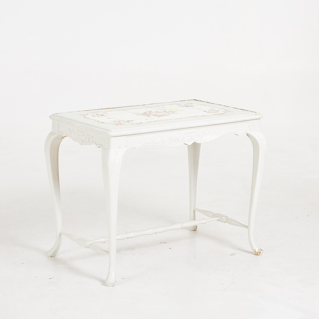SIDOBORD. Rokoko-stil, kiva i polykromt bemålat kakel, graverad dekor, bemålat trä, 1900-talets mitt.