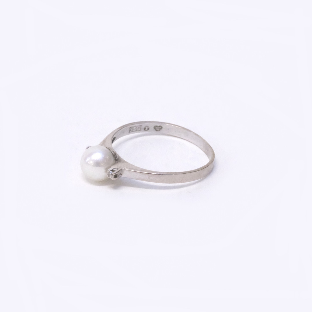RING MED PÄRLA OCH DIAMANTER, 18K VITGULD.
