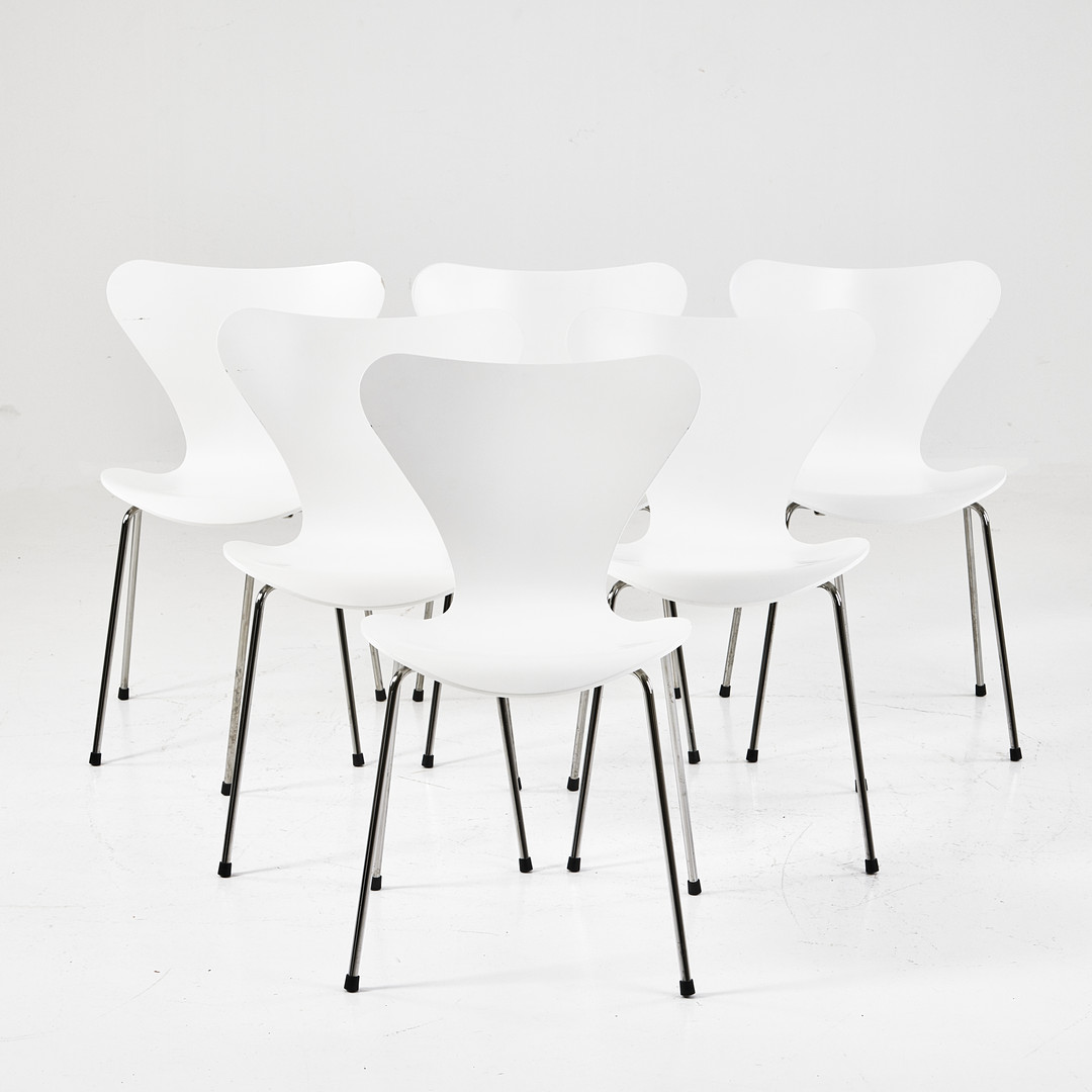 ARNE JACOBSEN. Stolar "Sjuan" 6 stycken, Fritz Hansen, vita, färgkod 100, tillverkningsår 2012.