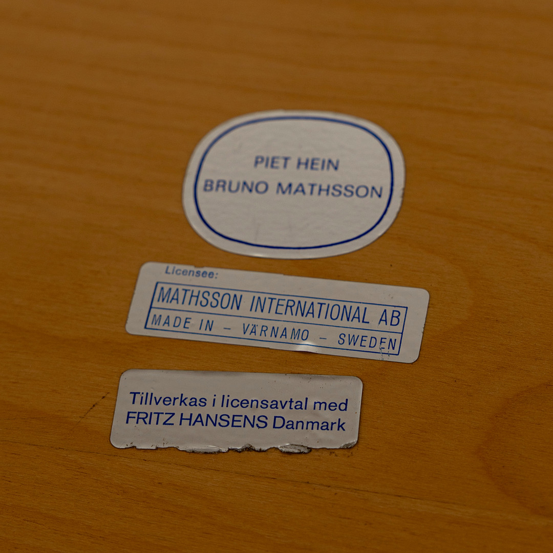PIET HEIN & BRUNO MATHSSON. Soffbord, med spännben, skiva med fanérad masurbjörk, för Bruno Mathsson International, Värnamo.