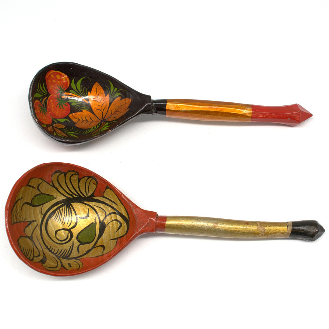 SET AUS ZWEI HANDGESCHNITZTEN LÖFFELN AUS BIRKENHOLZ, HANDBEMALT, MIT FLORALEN MUSTERN, RUSSLAND 20. JAHRHUNDERT.