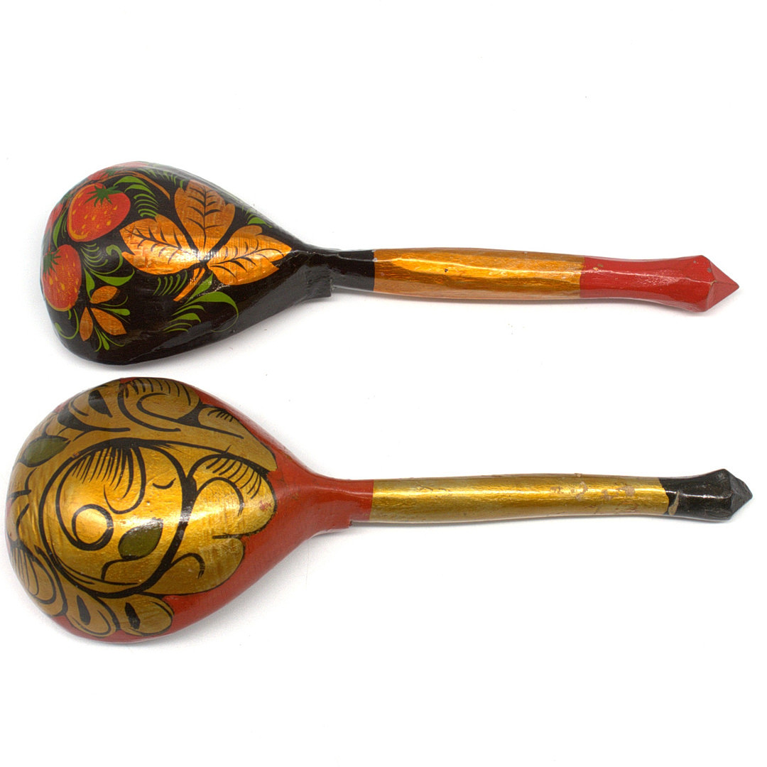 SET AUS ZWEI HANDGESCHNITZTEN LÖFFELN AUS BIRKENHOLZ, HANDBEMALT, MIT FLORALEN MUSTERN, RUSSLAND 20. JAHRHUNDERT.