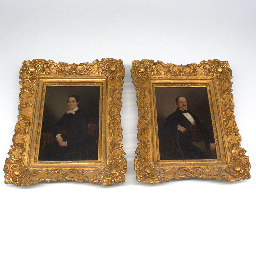 PAAR KLEINE BIEDERMEIER-PORTRAITS EINES EHEPAARS, ÖL AUF HOLZ, IN DEN ORIGINAL HOLZ RAHMEN, ERSTE HÄLFTE 19. JAHRHUNDERT.