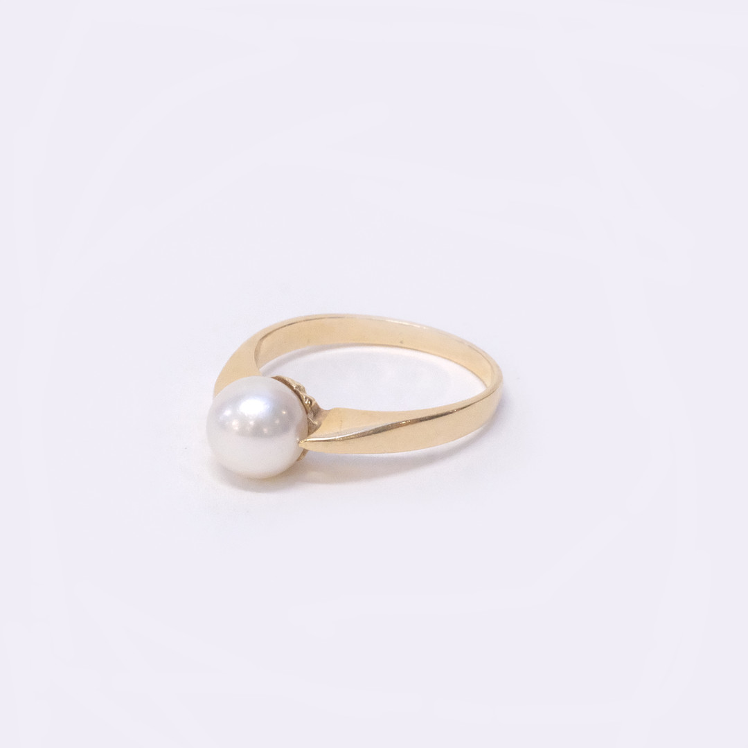 RING MED PÄRLA, 18K GULD.