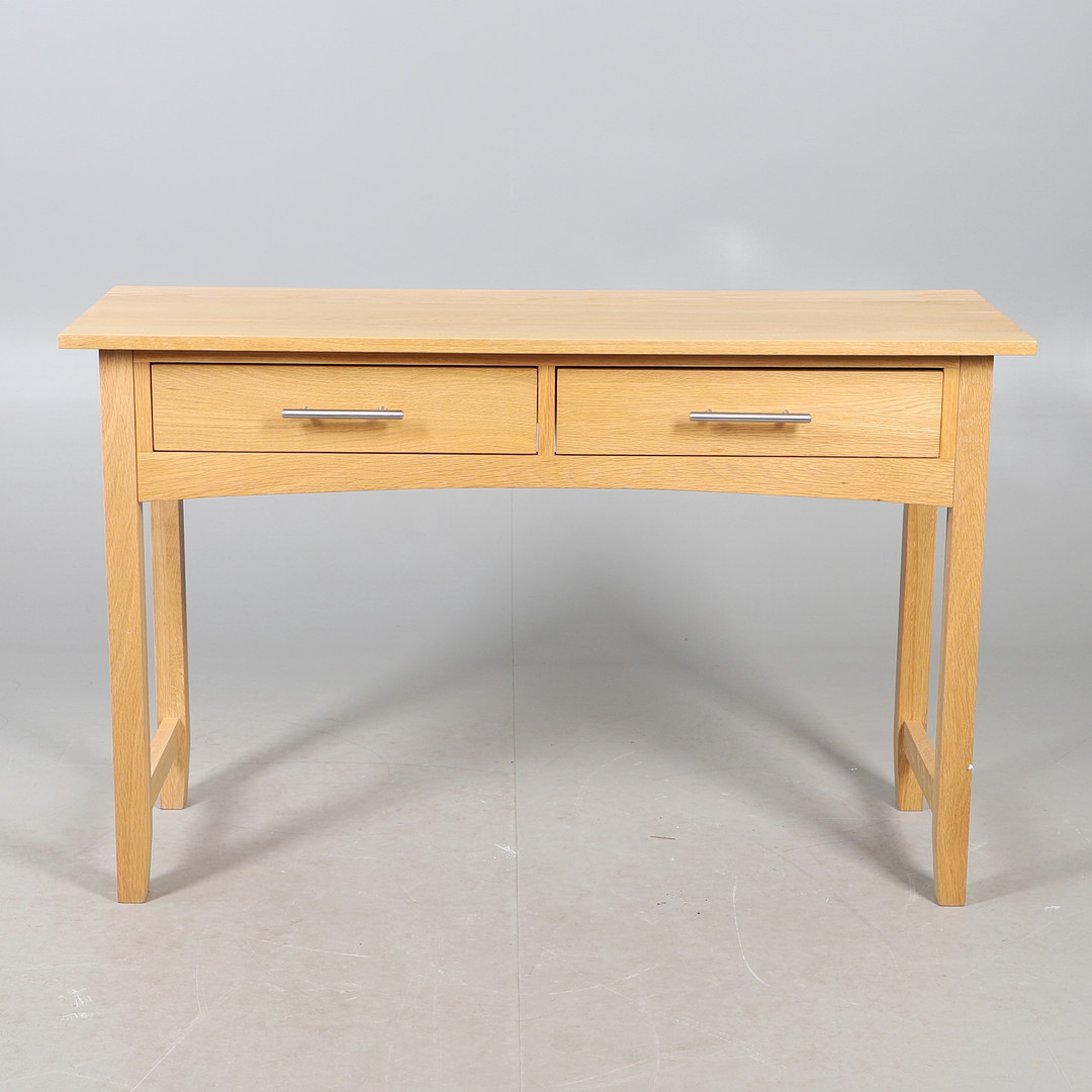 A MODERN OAK FINISH TWO DRAWER SIDE TABLE.