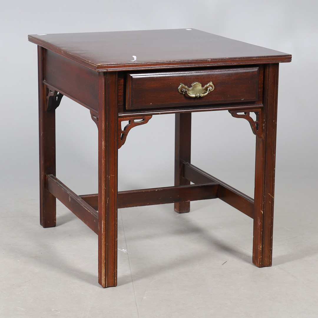A MAHOGANY FINISH SQUARE SHAPED SIDE TABLE.