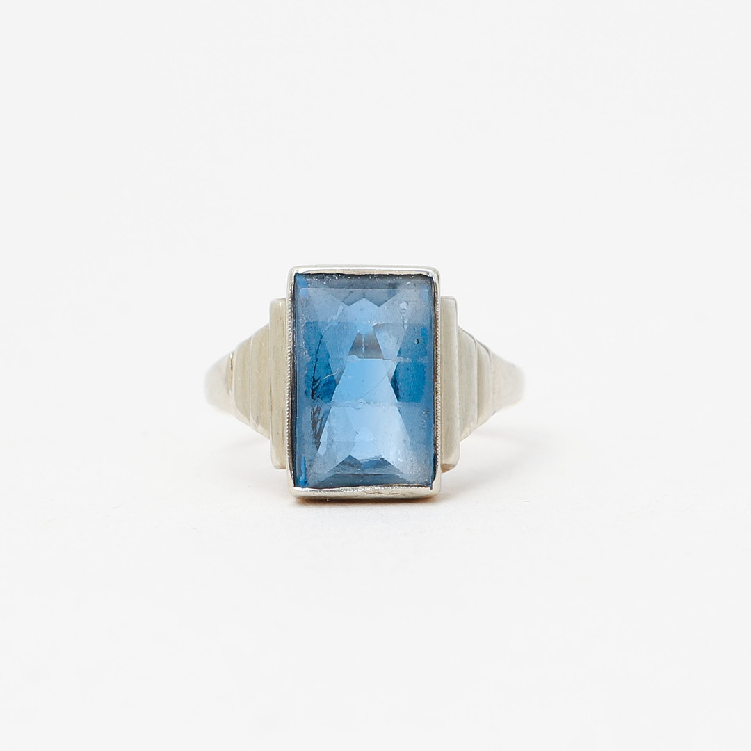 RING, 18k guld, syntetisk sten, totalvikt ca 2,7 gram.