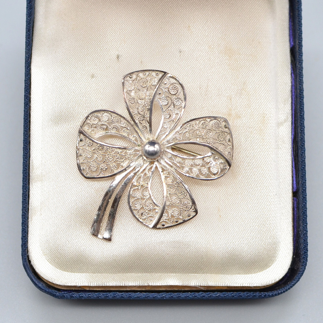 DESIGNERBROSCHE, KLEEBLATT, 835ER SILBER, FILIGRANE DRAHTKUNSTARBEIT, 20. JAHRHUNDERT.