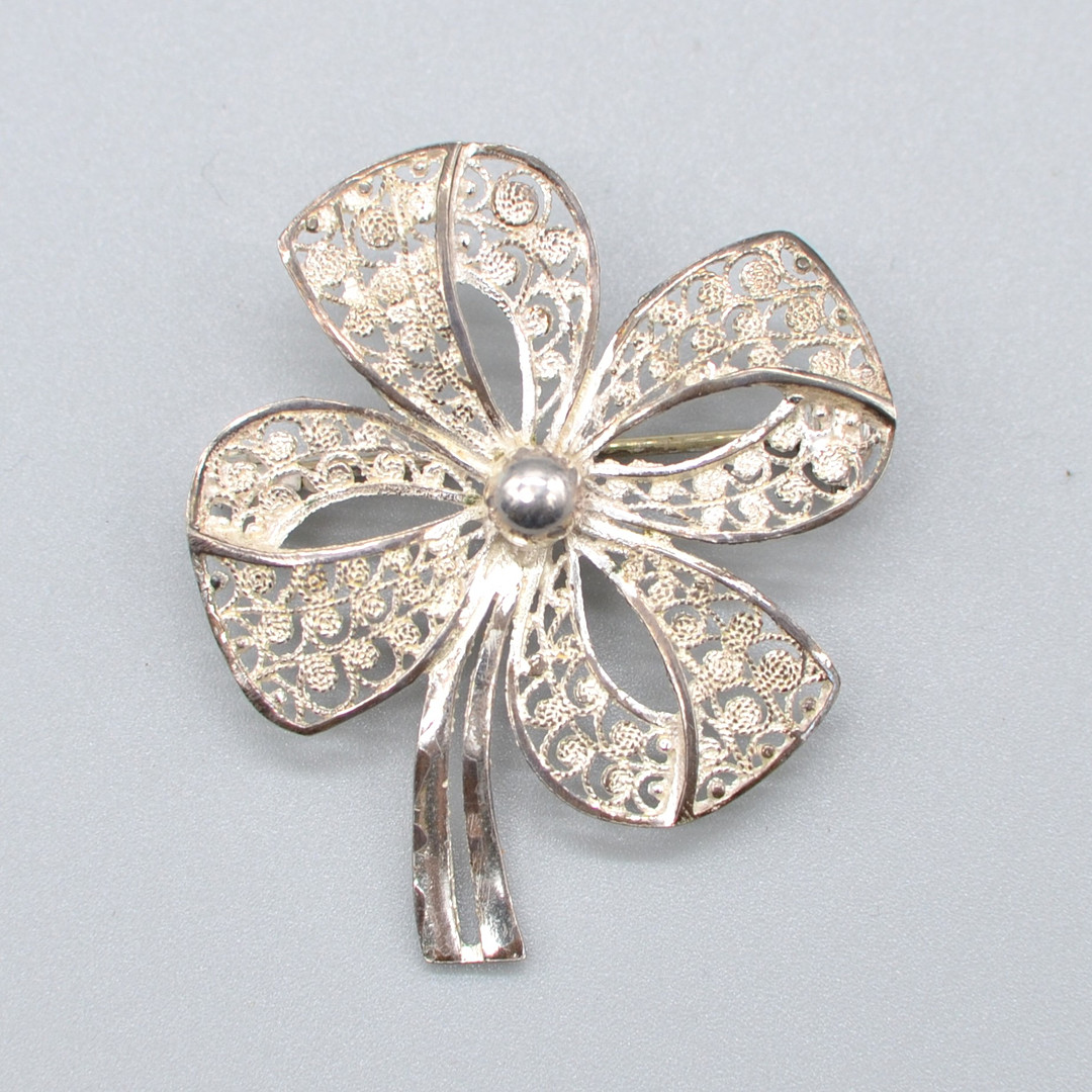 DESIGNERBROSCHE, KLEEBLATT, 835ER SILBER, FILIGRANE DRAHTKUNSTARBEIT, 20. JAHRHUNDERT.