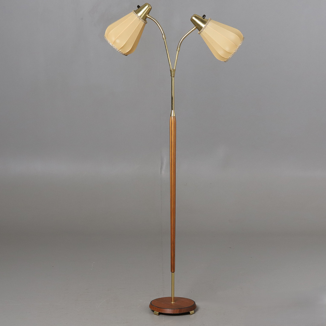 GOLVLAMPA. Teak och mässing, "EAE 164-2", Elektrofabriks Aktiebolaget Eskilstuna, 1900-talets mitt.