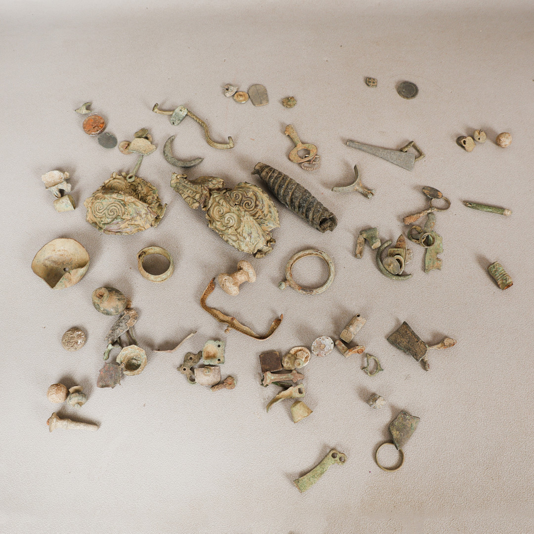 A COLLECTION OF DETECTOR FINDS & ARTEFACTS (QTY).