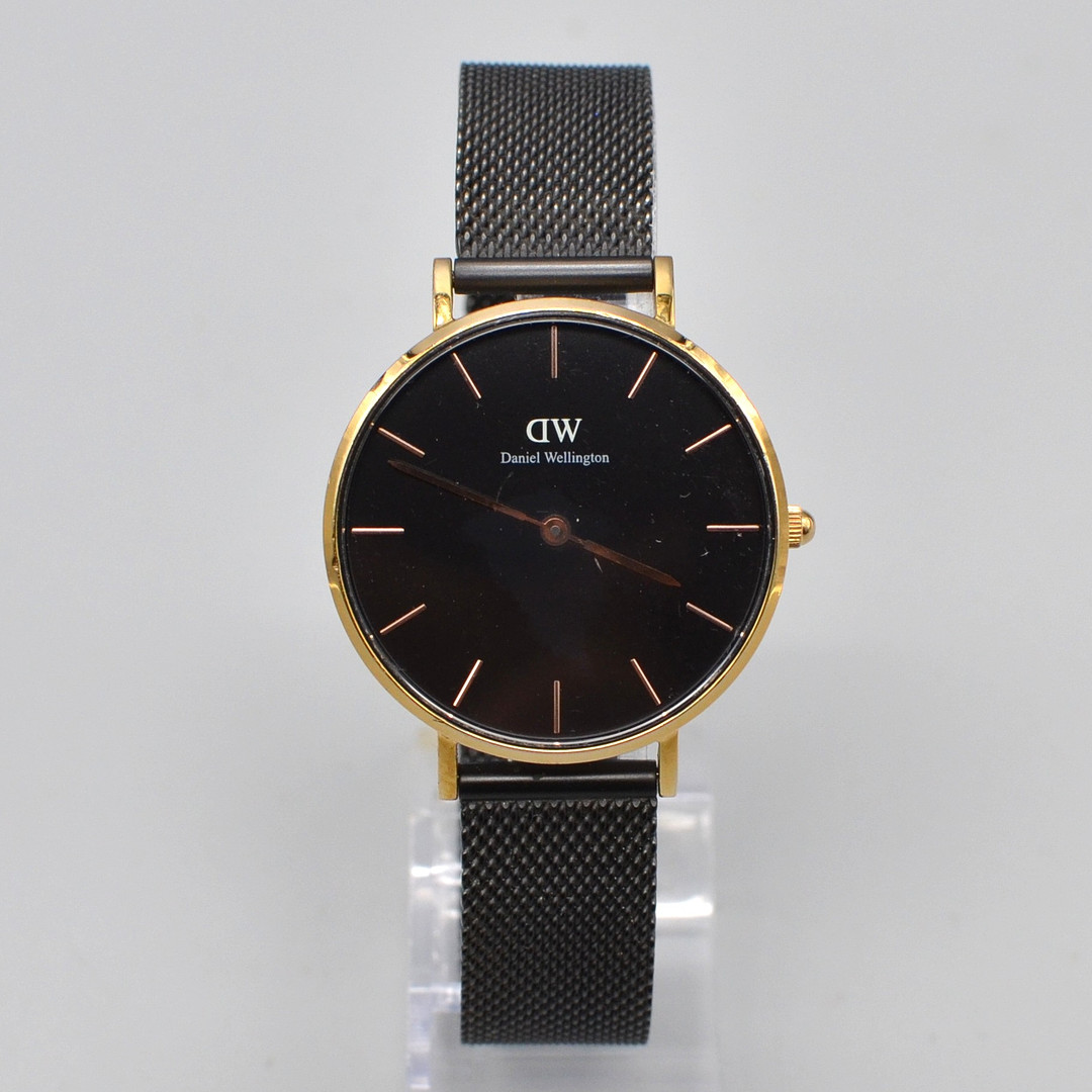 DANIEL WELLINGTON SWITZERLAND. TIMEPIECE, MINIMALISTISCHE DAMENUHR, EDELSTAHL, VERGOLDET, VERSTELLBARER VERSCHLUSS, ZEITGENÖSSISCH.