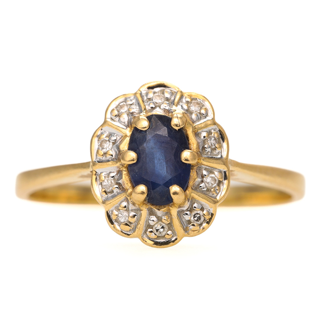 RING, 18 k guld, carmosémodell, åttkantslipade diamanter samt safir.