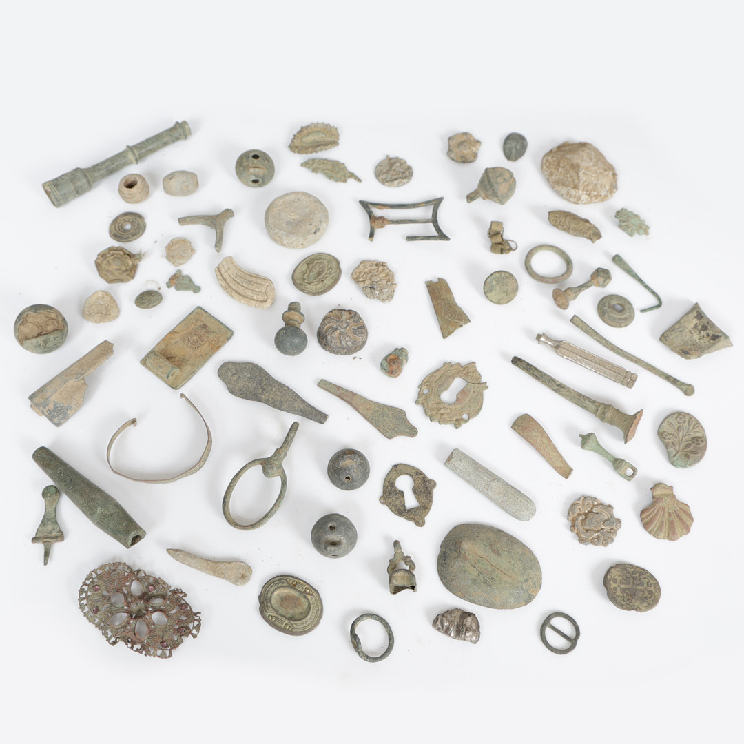 A COLLECTION OF DETECTOR FINDS AND ARTEFACTS (QTY).