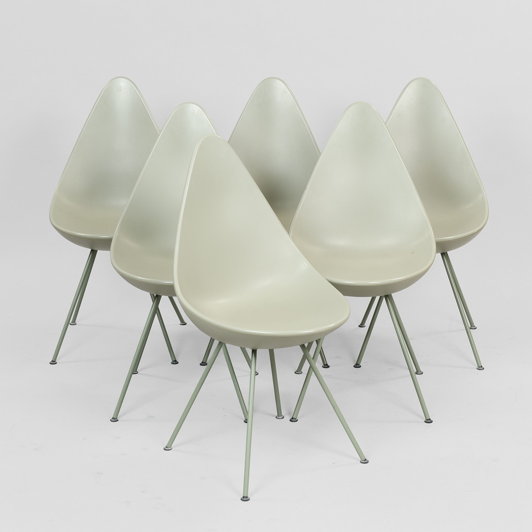 ARNE JACOBSEN. "Dråben", sæt på seks stole, skaller af plastik og ben af lakeret stål, model nr. 3110, Fritz Hansen, Danmark, formgivet 1958, (6).