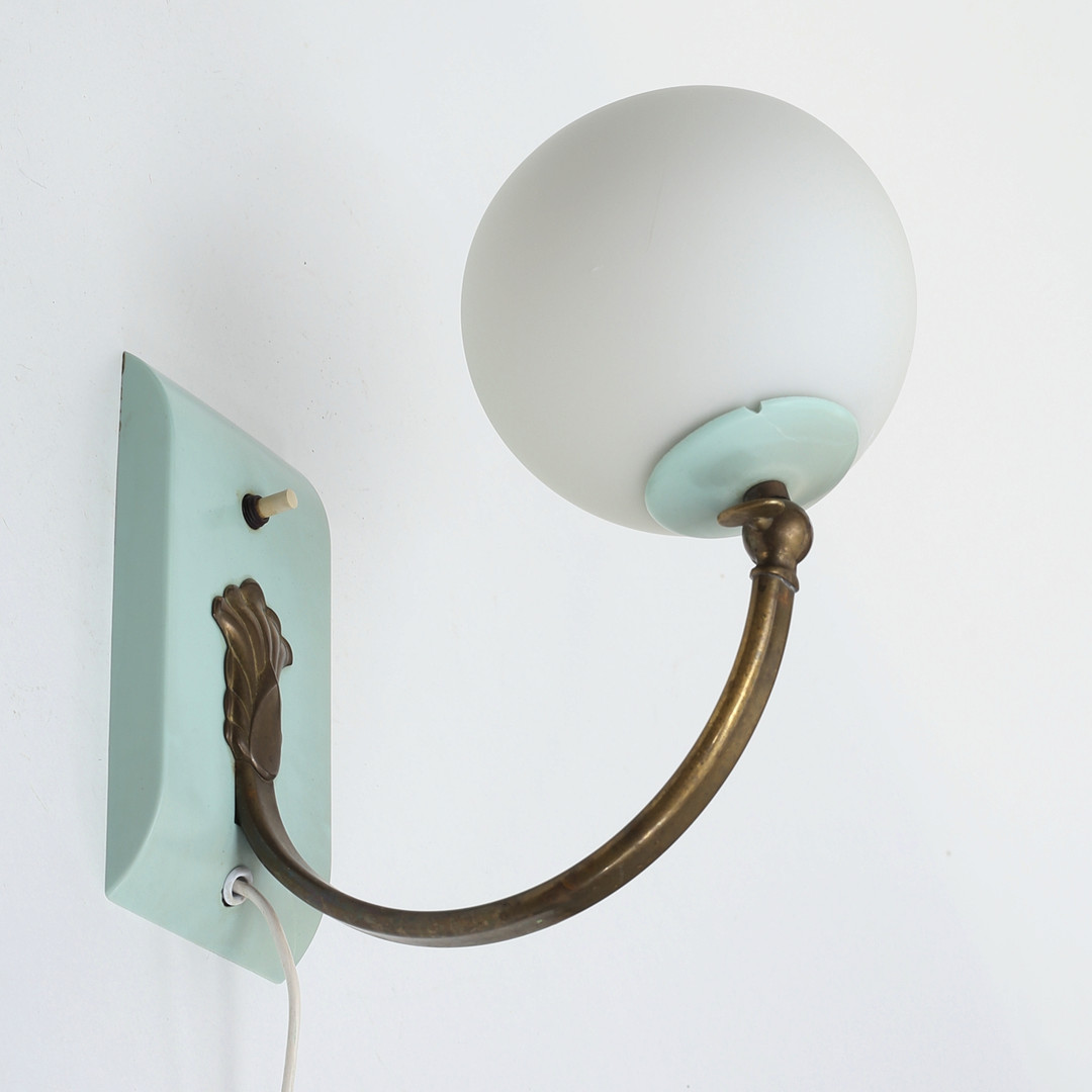 VÄGGLAMPA, plast/metall med glasskärm, 1940-tal.