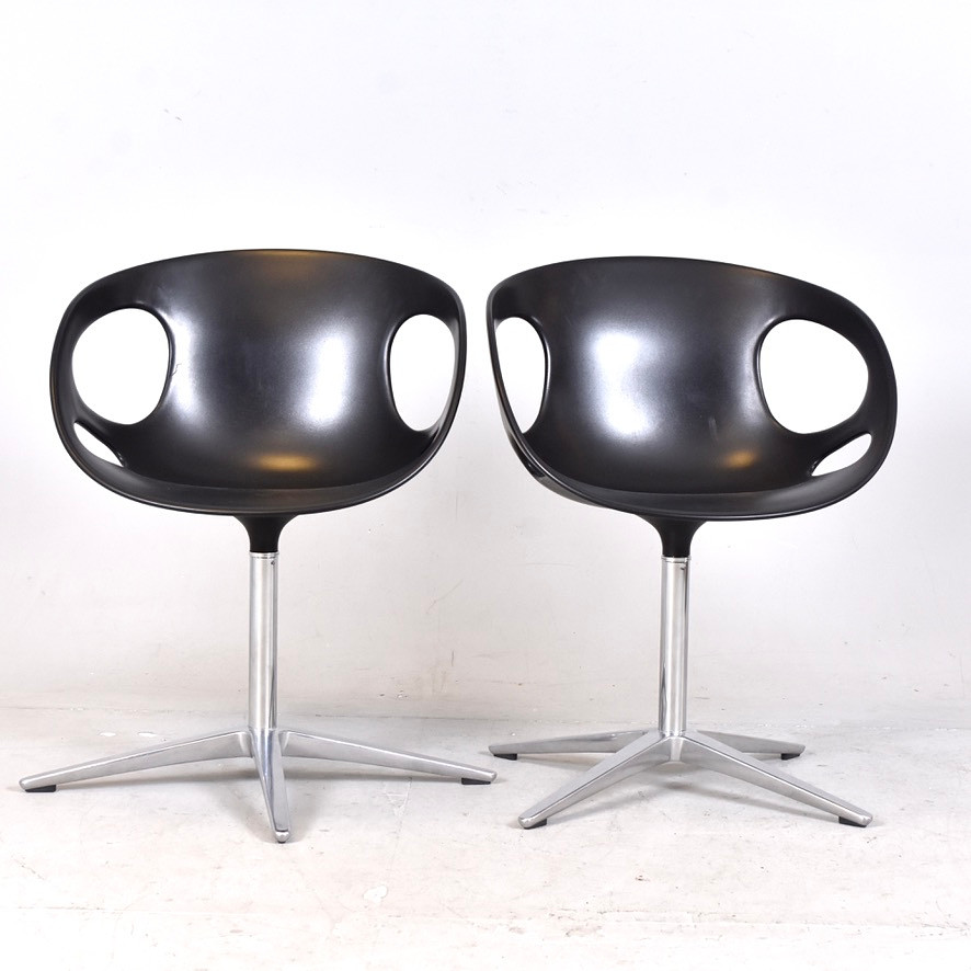 HIROMICHI KONNO. Karmstolar, 1 par, "Rin", stomme i kromat stål, sits i svart plats, snurrstol, för Fritz Hansen. 2010.