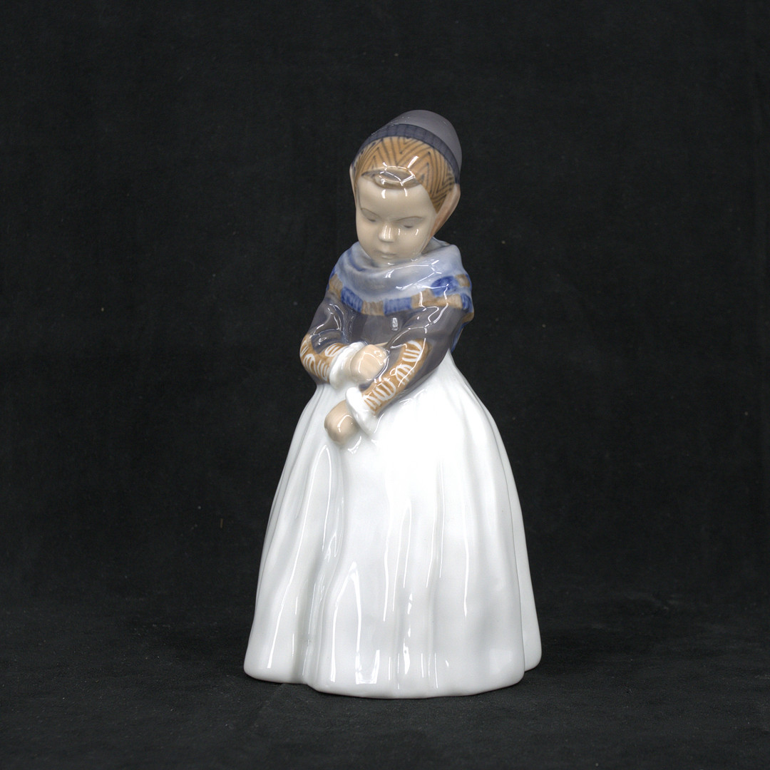 LOTTE BENTER. Figurin, "Amagerflickan", porslin, nr 1251, Royal Copenhagen.