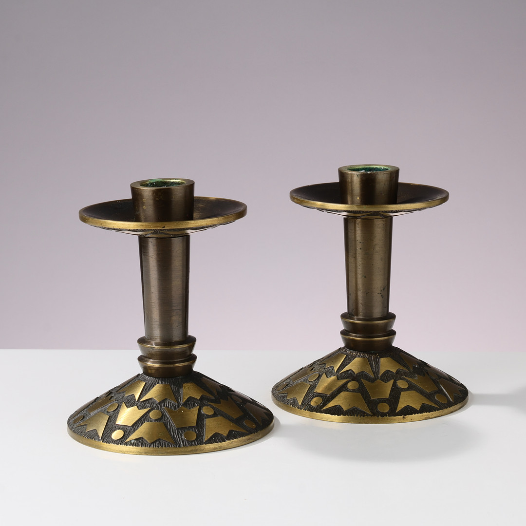 NORDISK MALM. TILSKREVET. Et par lysestager af malm med geometriske mønstre, Danmark, 1900-tallets første halvdel, (2).