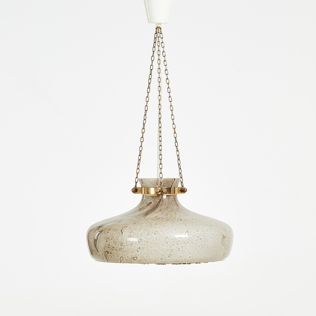 TAKARMATUR. Upphängning i mässing, kupa i glas, 1900-talets andra hälft.