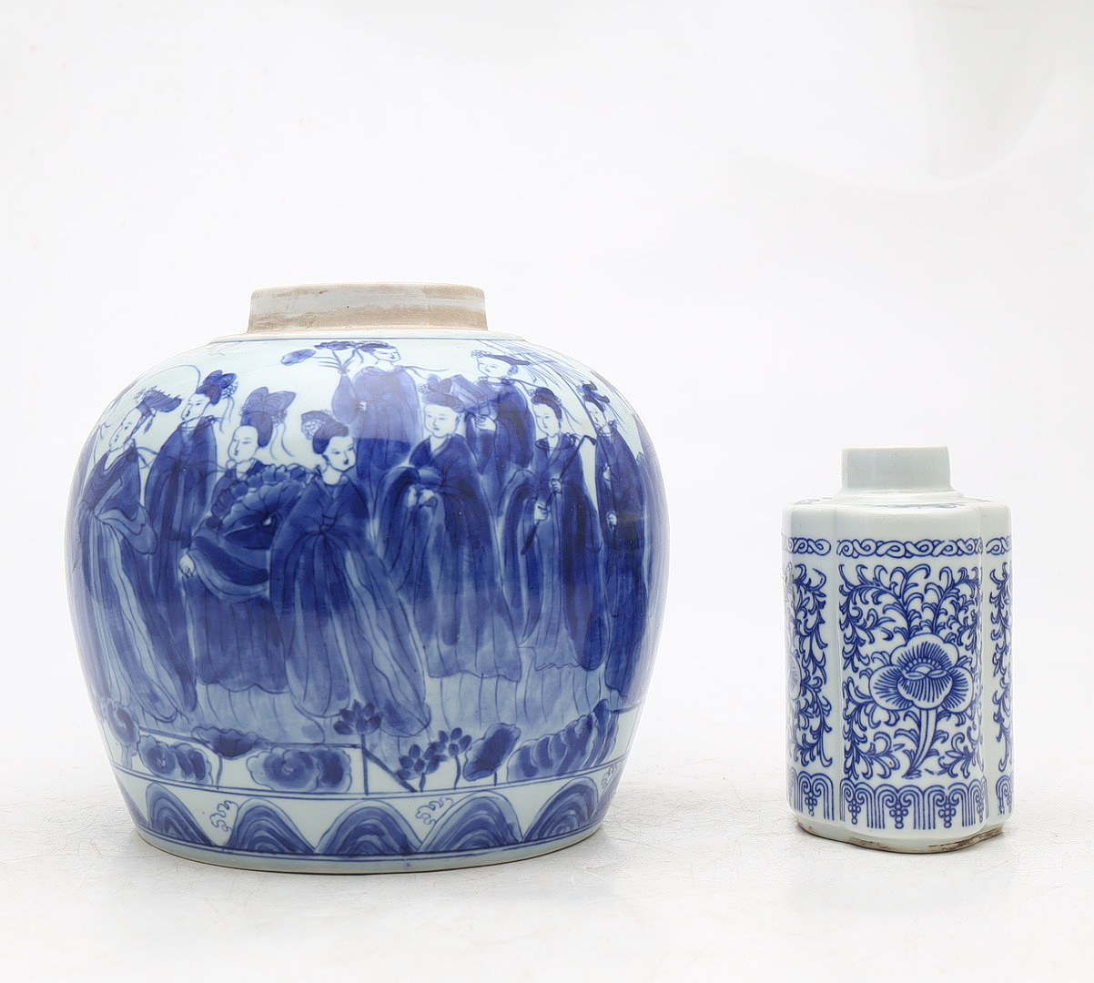 Chinese Transition-style jar and Chinese vase in blue and white porcelain, 20th Century.