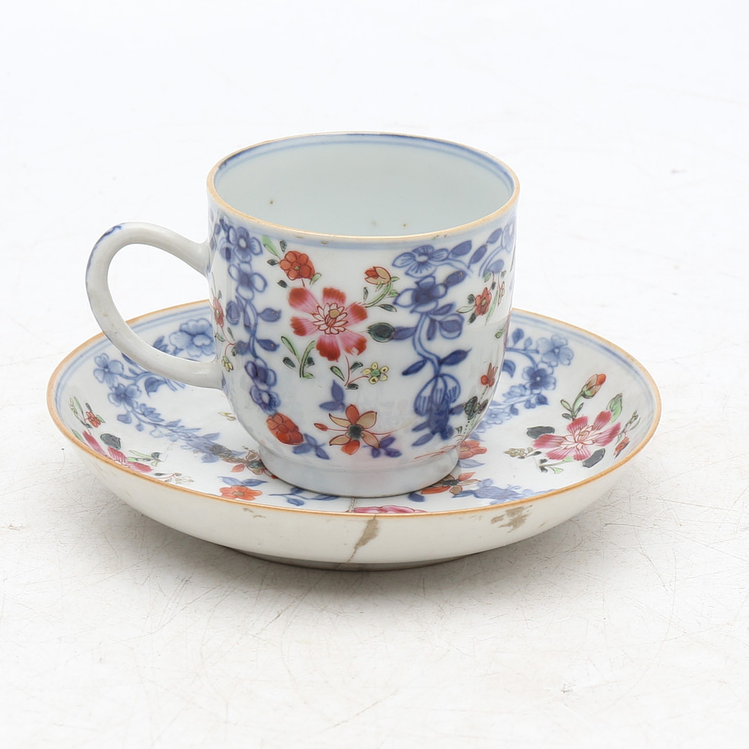 Chinese Qing cup with saucer in "rose familly" Indian Company porcelain, late 18th century.