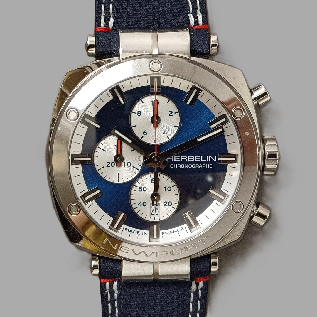 HERBELIN NEWPORT CHRONOGRAPHE HERRENARMBANDUHR.