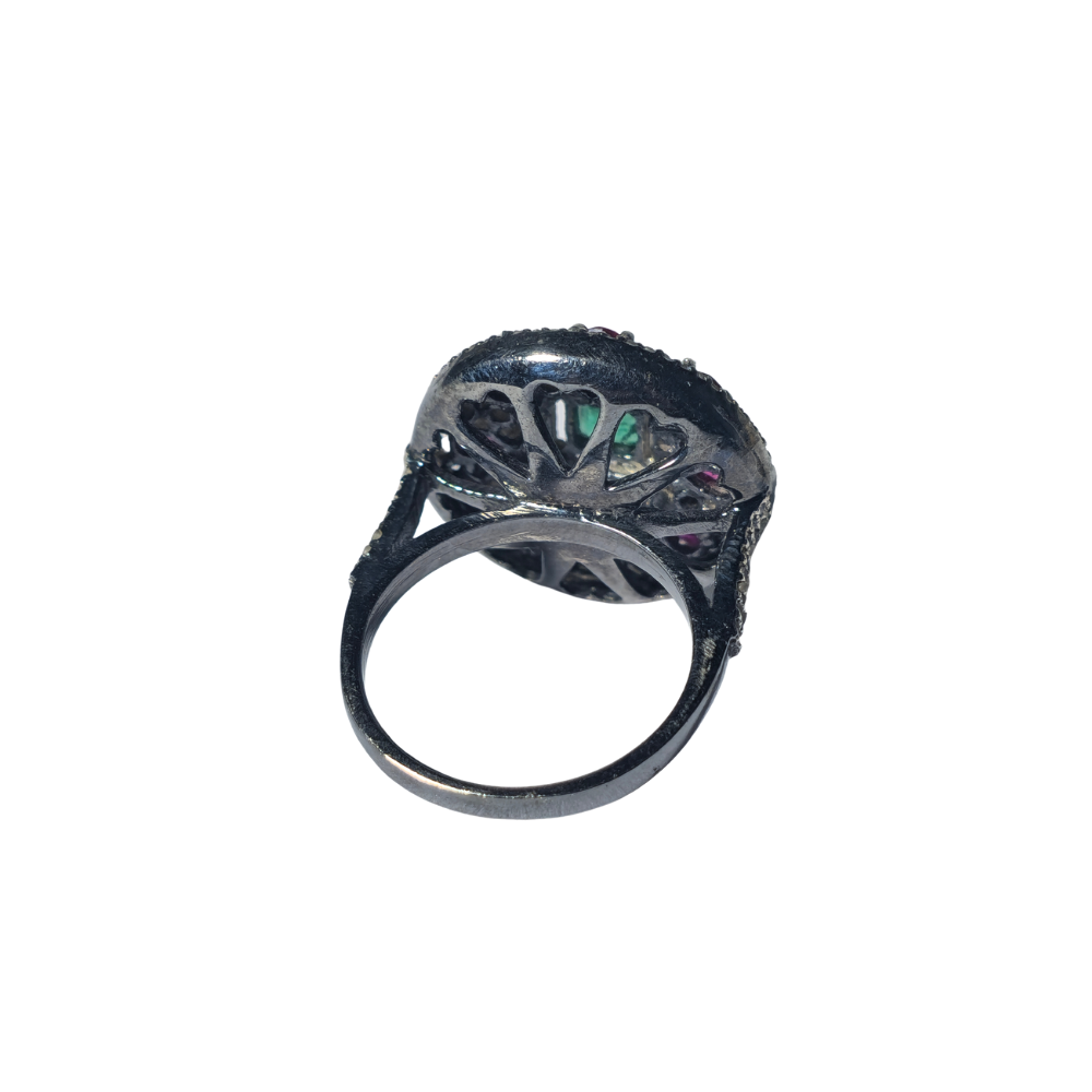Anillo en plata con baño de rutenio, esmeraldas y rubís.