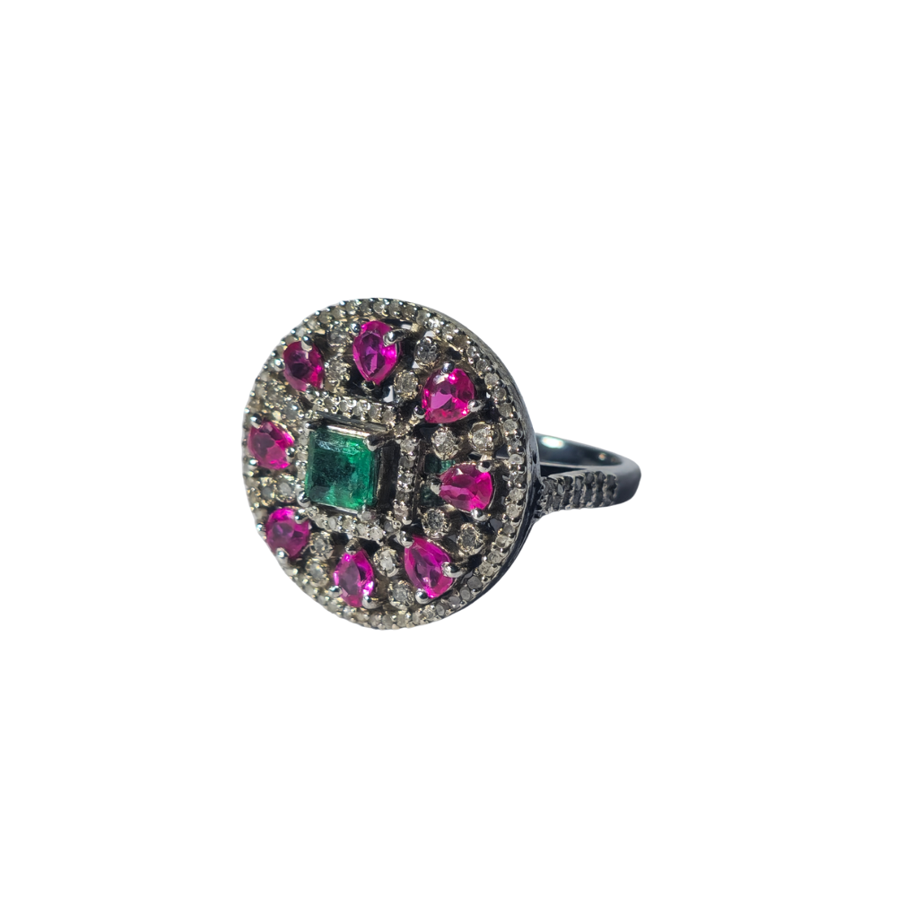 Anillo en plata con baño de rutenio, esmeraldas y rubís.