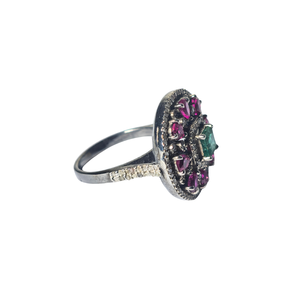Anillo en plata con baño de rutenio, esmeraldas y rubís.
