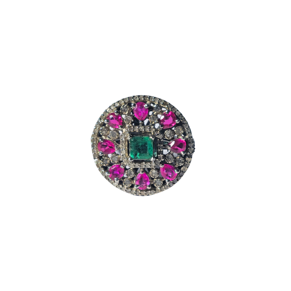 Anillo en plata con baño de rutenio, esmeraldas y rubís.