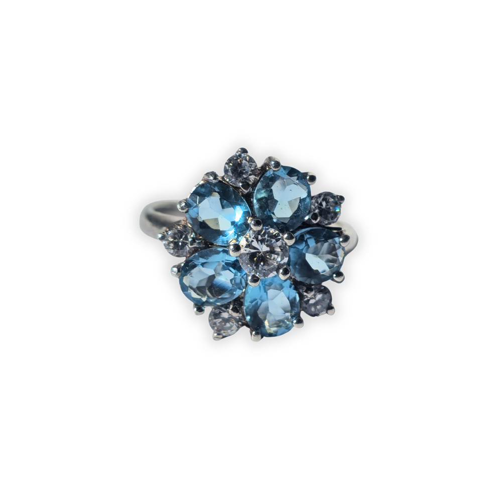 Anillo rosetón en plata con topacio azul y circonitas.
