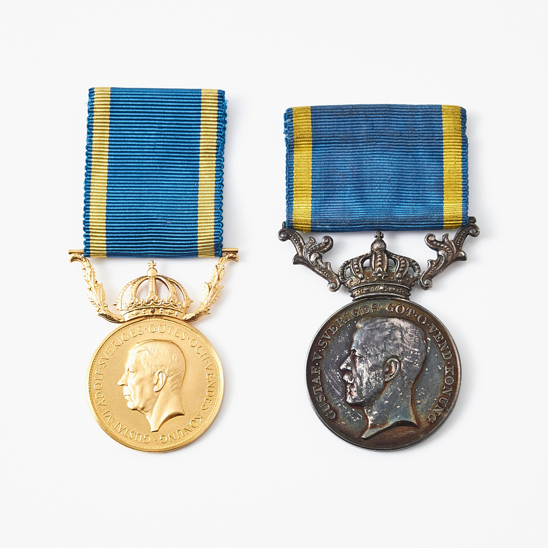 FÖRTJÄNSTMEDALJER, 2 st, silver och 23 k guld, i originalaskar, "För nit och redlighet i rikets tjänst", guldmedalj, Gustaf VI Adolf, stämplad Kungl Mynt Och Justeringsverket 1966, gravör Léo Holmgren, silvermedalj , Gustaf V 1928, gravör Adolf Lindberg.