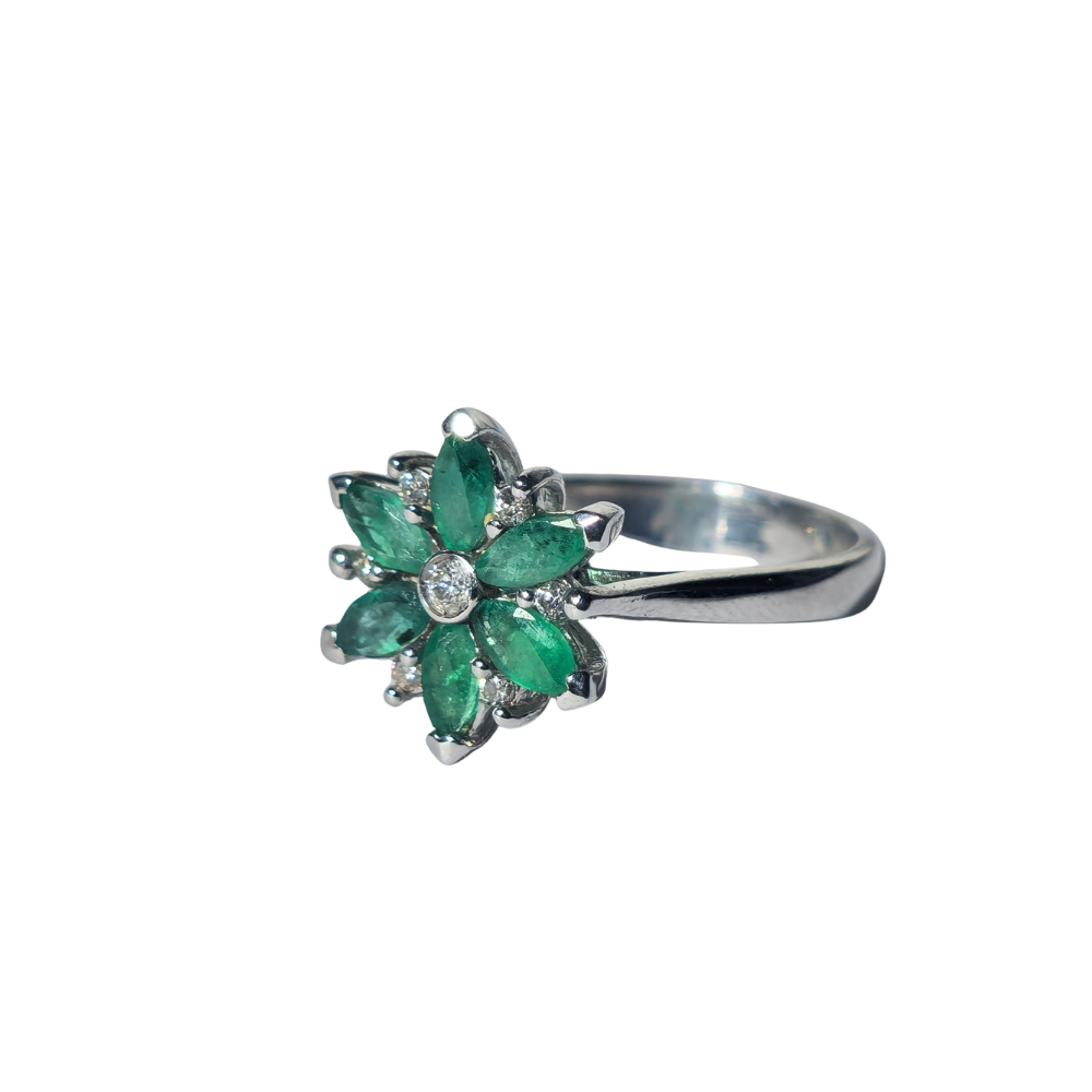 Anillo en plata con esmeraldas y diamantes.
